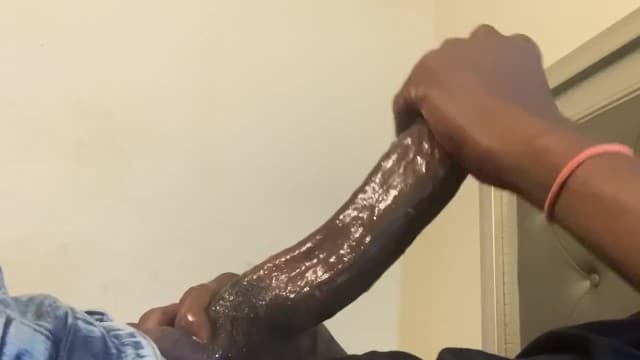 HEFUCKEDMYWIFE - 一边想着你一边自慰，你能承受得住这么大的阴茎吗？