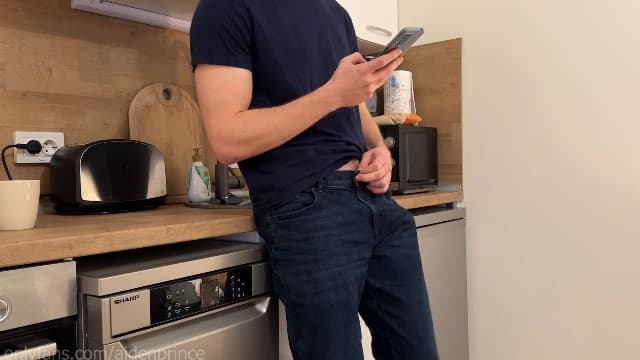 AllureErotic—你的留言让我兴奋不已——看着我呻吟着射精