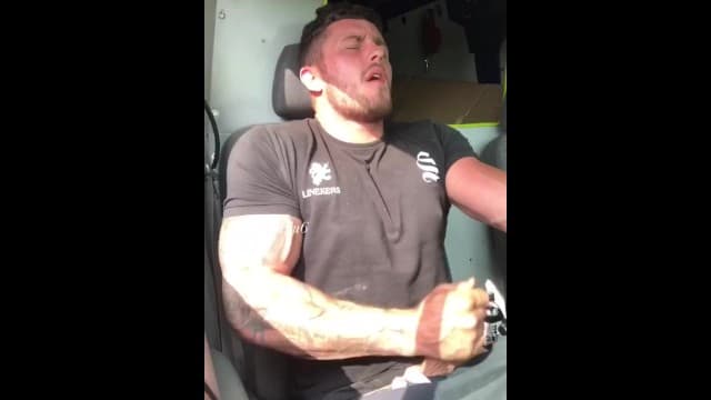 danny blu—Buff builder 在上班的路上把他弄晕了