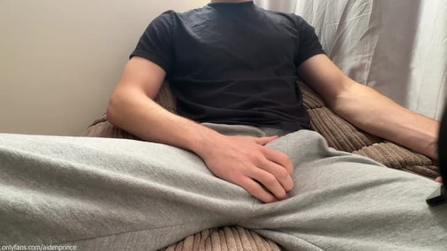 AllureErotic—穿着运动裤的饥渴男人自慰他的大鸡巴直到呻吟射液