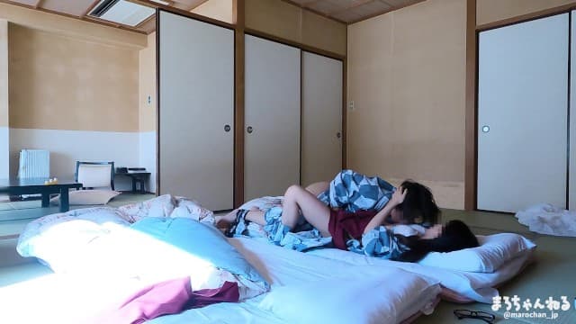 偷看在温泉旅馆做爱的素人情侣