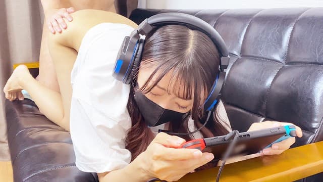 趁她玩游戏时用玩具捉弄她，让她达到高潮。然后插入并射精在她体内