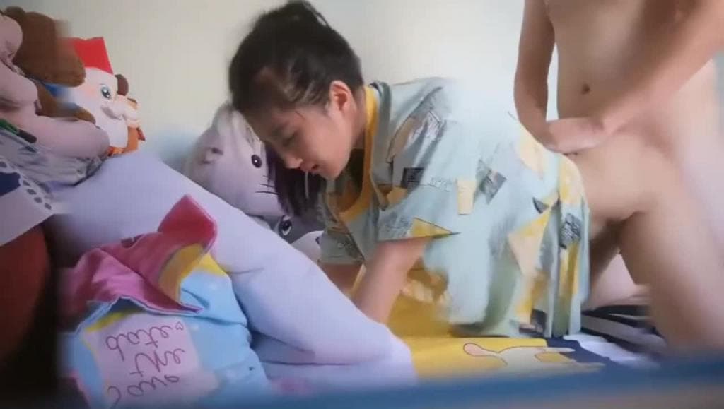 女儿和爸爸在家偷吃,为未来女婿打好基础