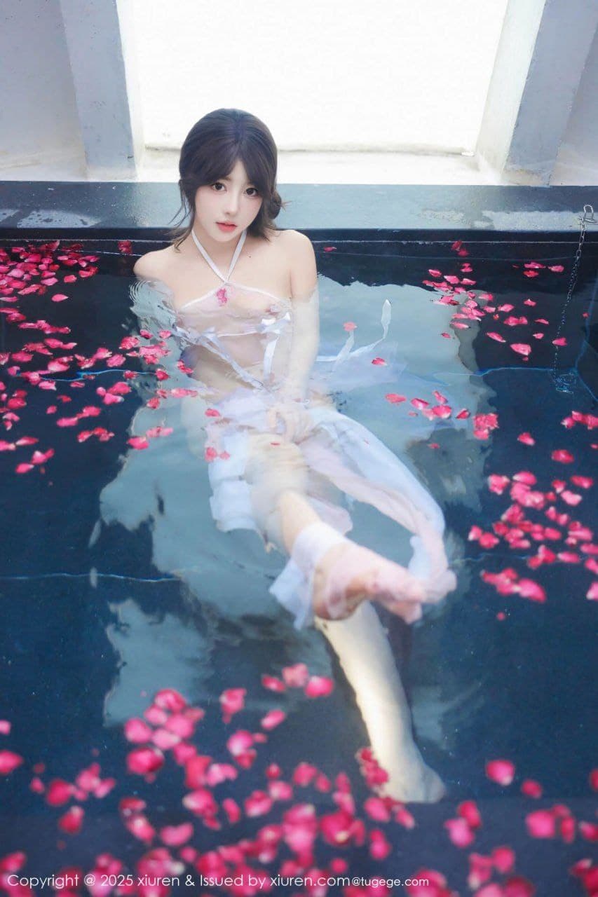 桃妖夭邀你一起花瓣沐浴，摸美乳草小穴