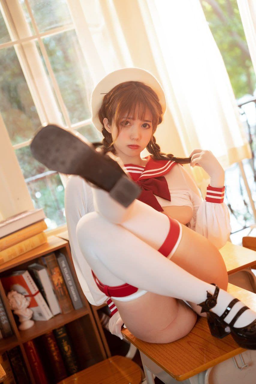 纯情少女小萝莉趁教室没人，穿情趣衣服拍写真