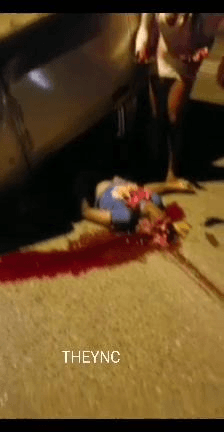 车祸中男友被撞爆脑袋，而女友抱着男友脑袋试图叫醒男友，旁边的人说：他已经死了口味有点重，但也很感人，这绝对是真爱了。
