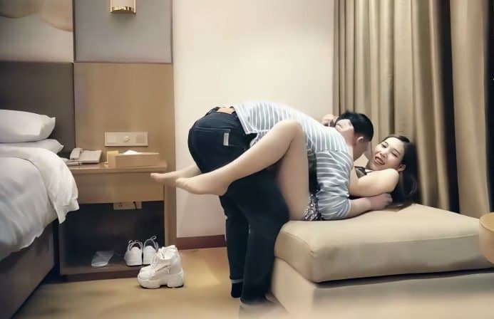 【七天极品探花】深夜网约极品蓝衣少妇啪啪，掰穴特写口交后入抽插勐操