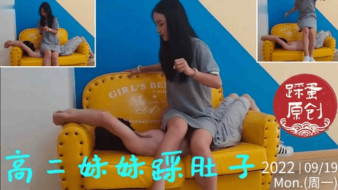 ②原创陌陌新开发的高二妹子全体重踩踏，跳起来坐肚子，人美心狠
