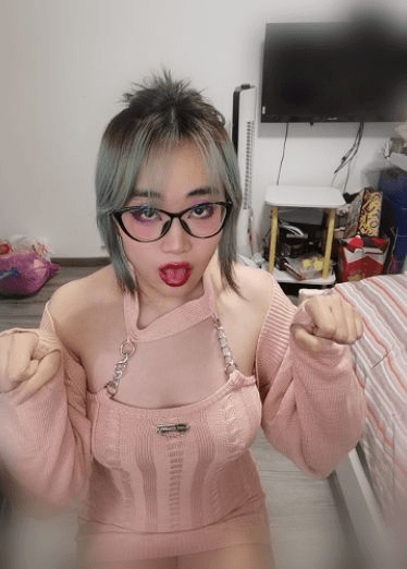 小母狗爱玩刺激戴着面具扮反差母狗