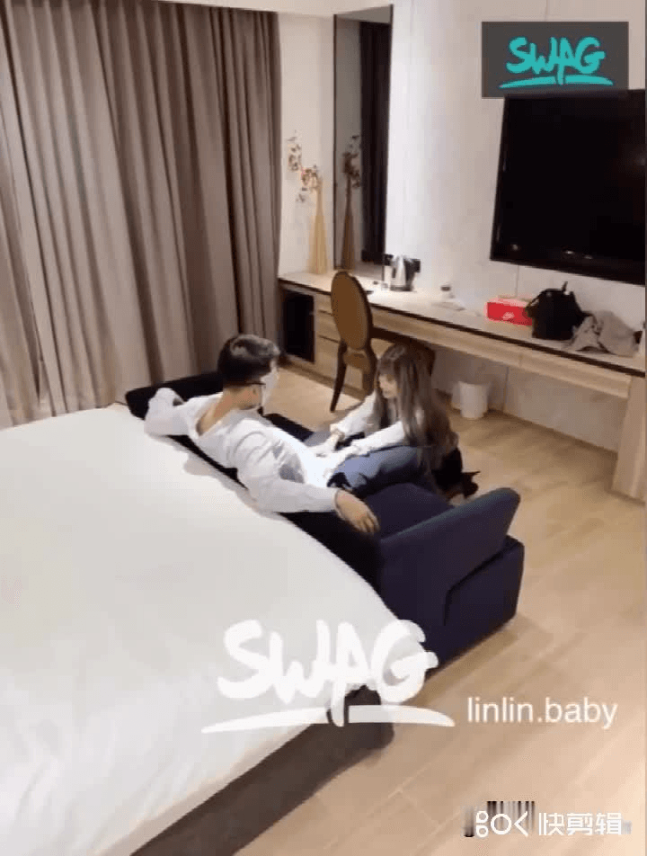 近期很火的气质靓妹linlinbaby，扮演女秘书给老板提供性