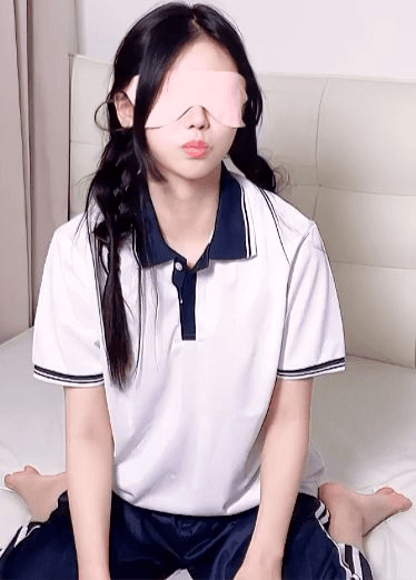 网红反差女神-穿着校服的女神俏皮可爱，被胶布捆绑四肢，鸡吧直接对着嘴巴一插到底，后入爽死了