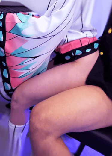 虫柱胡蝶忍 Sakurairena 手冲+足交，边看鬼灭边操柱可真爽