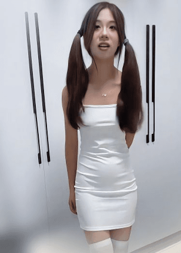 【真实猥亵pua现场，打着试衣模特旗号摸胸】让真空穿后妈裙，摸了好几次胸，发现不对结果又被pua回去
