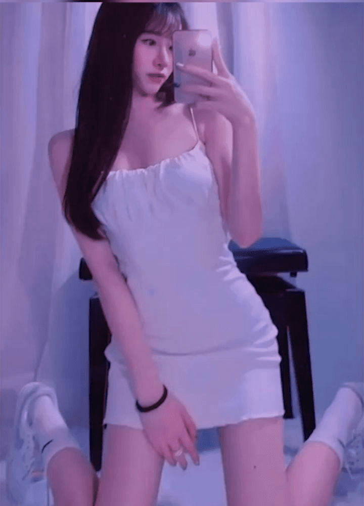高颜值美女博主【陈玲】不雅视频曝光，和前男友的床上激情，白月光变淫母狗被勐操
