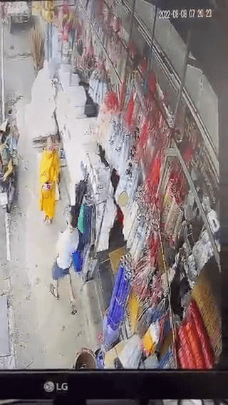 事发佛教用品商店门前，一男子刚买完东西出来，准备请高僧点化开光，没想到······