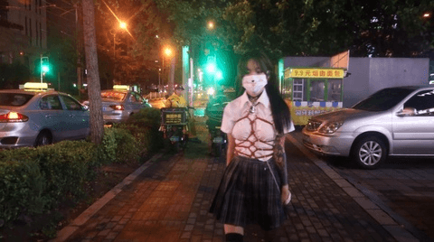 最强繁华路段龟甲游街惊呆路人！
