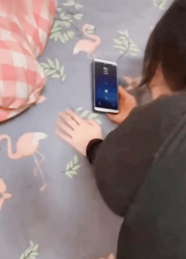 一边被操 一边接老公的电话 爽感直接拉满，人妻逼都缩紧了