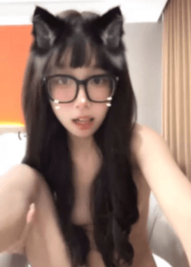 一只发骚的狗狗需要肉棒