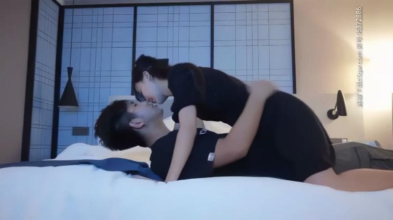 【小宝寻花】约了个黑衣红唇妹子,舔弄摸逼镜头前口交骑乘后入勐操,呻吟娇喘非常诱人