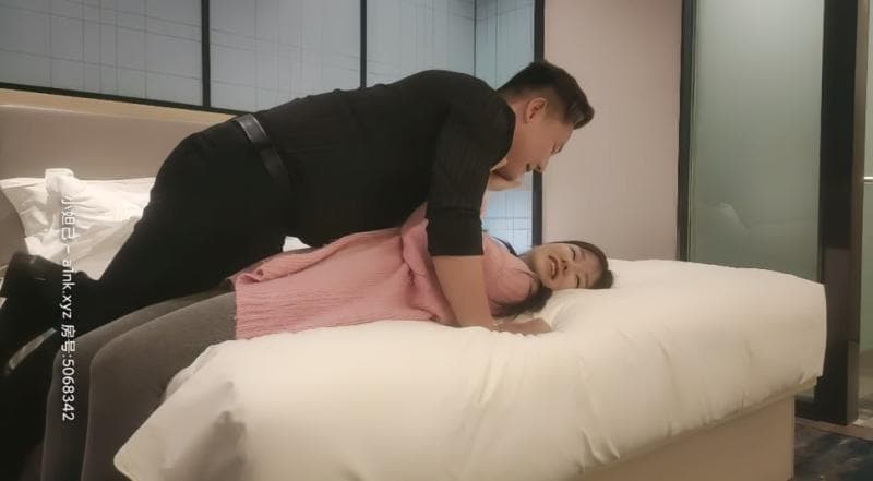 【七天极品探花】赵总代班高颜值甜美萌妹，极品美胸风骚尤物，啪啪骚话浪叫不断，直播间人气爆满