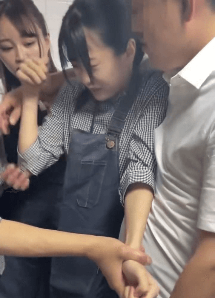畜生领导强奸极品打工妹，场面太过淫乱
