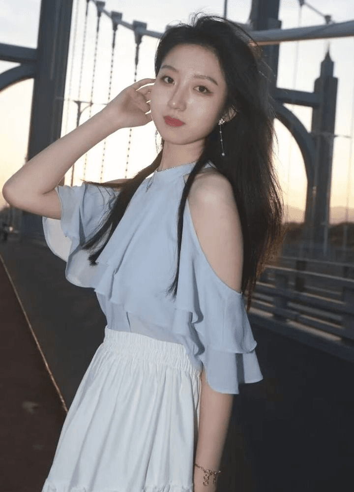 贫乳小母狗开头叫声淫荡甜美，颜质普通但小身板总有人爱，声音又YD