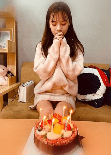看着清纯的母狗被调教嘴巴接精液