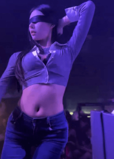 爽看酒吧美乳肥臀的靓女骚舞