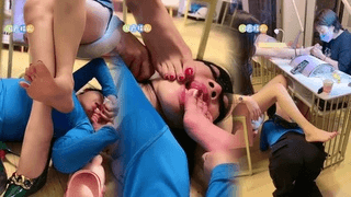 美甲店里的女狗舔脚.