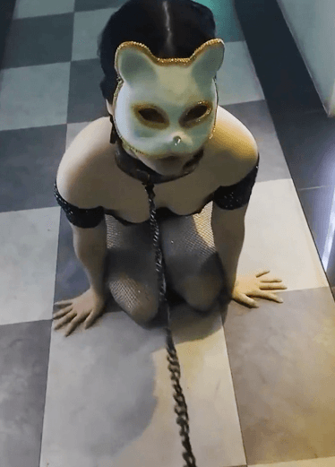 来帮自家调教的小母狗洗澡啰！从户外刚爬回来，身体有点脏，屁穴也得用肉棒清儿