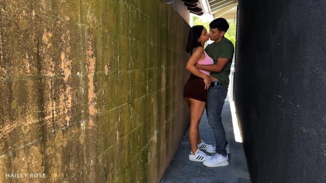 Hailey Rose and Max Fills - 丰满的女儿偷偷熘到爸爸身边,在小巷里做爱