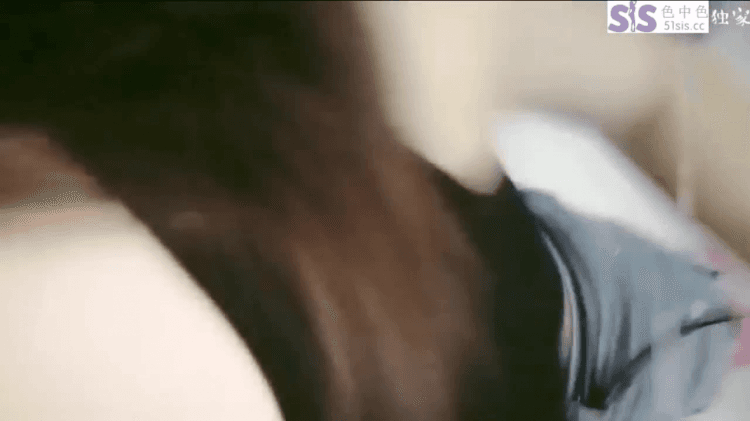 真实乱伦勾搭表妹套路（上）禽兽表哥去表妹家玩没想到姑妈竟然在房间里想在客厅里操逼，玩得太刺激了