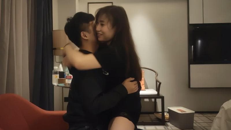 【胖子工作室】深夜肥臀大奶熟女，调情跳舞，吃完外卖床上狠狠干
