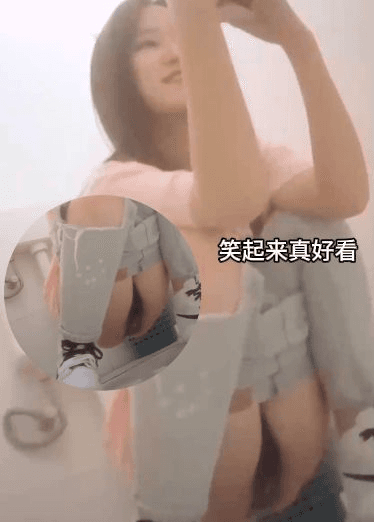 笑起来真好看，和你的嫩穴一样美