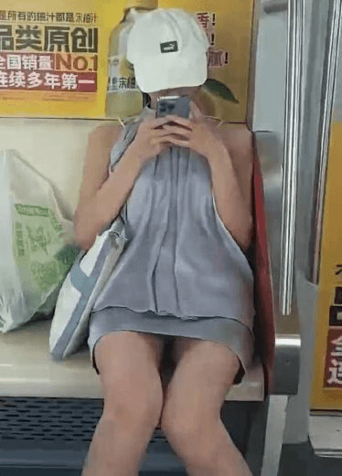 今日电车偷拍惊喜：对面小姐姐底裤走光啰！
