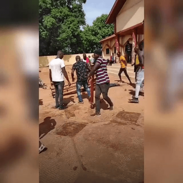 黑皮群殴打