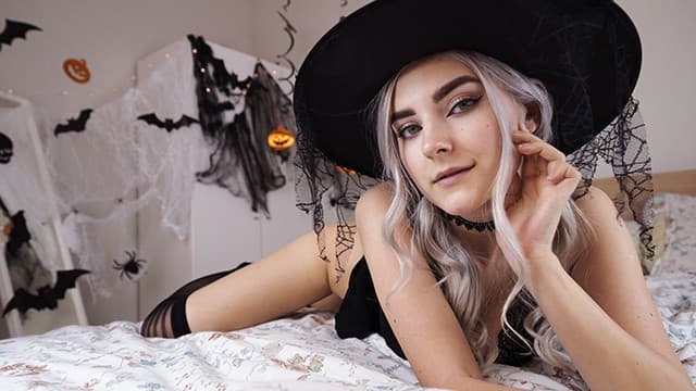 EVA ELFIE - 颜射可爱淫荡的女巫并吞精