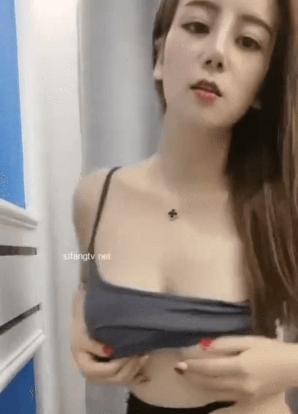 【女神】把一位有几分像某位女星的美女干尿床