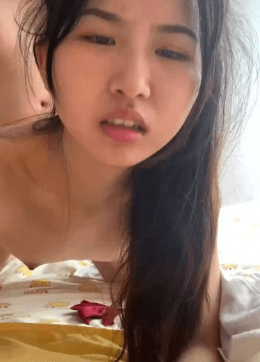边操边舌吻，然后侧卧后入抽插粉嫩小穴！