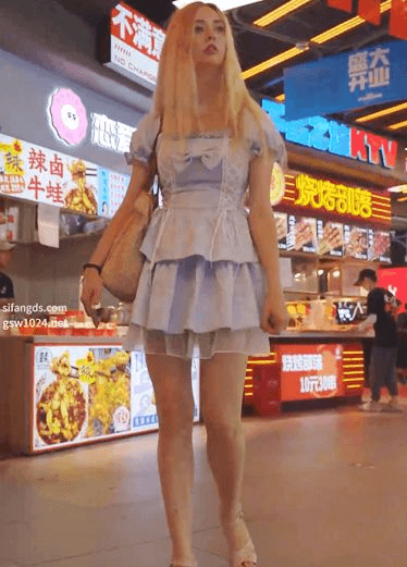 俄罗斯大长腿美人，像个小公主，内裤挤成一条