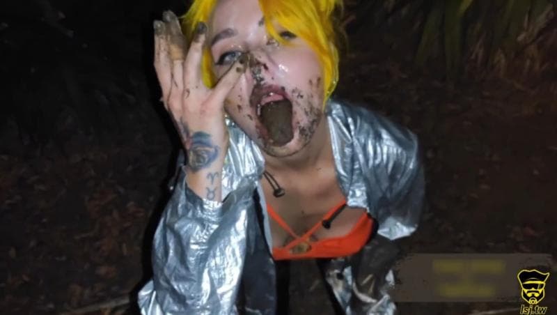 脏脏变态欧美精神小妹「Forest Whore 」户外露出吃垃圾，吃主人尿尿淋湿的泥土，还涂黑了狗逼
