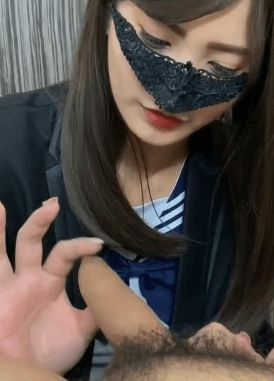 戴了面罩也档不住仙气的仙女生帮你吹 最后被中出～