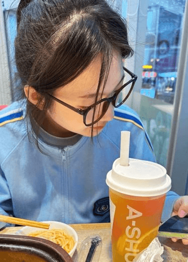 学生妹运动外套一脱掉就巨乳弹出来，想赚零花钱就约给爸爸来