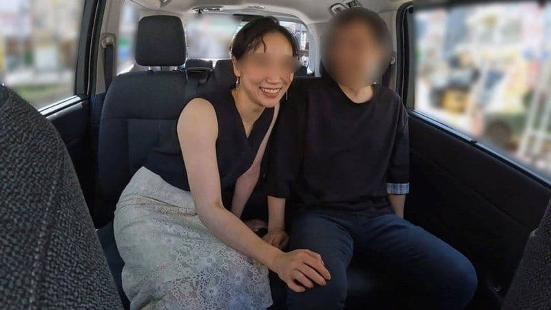 在公园的停车场中出性交！在被发现会很糟糕的情况下，淫穴湿润的超级变态人妻的怦然心动汽车SEX【无套】 FC2-PPV-4779204