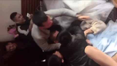 网络热搜恶搞伴娘，伴娘因长着一对美乳被一群色狼围攻直接伸手揉奶子