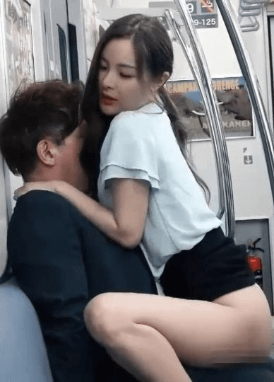 电车痴汉诱惑 女上班族与陌生男电车对决