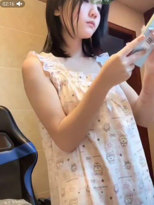 女大学生暑假开直播不小心把自己的奶子漏出来给大家看到了，虽然不大不过翘翘的还挺可爱🤣