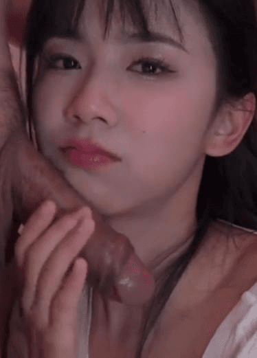 【看着妹妹含着肉棒，好有征服感】校花级骚逼，真是个反差婊，看到大屌可开心了，一直喊你鸡吧好大呀！