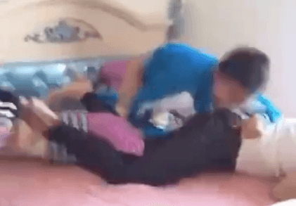 小男孩性欲大发要直接操他阿姨
