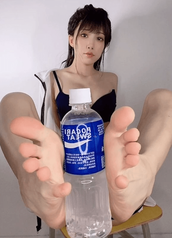 高颜值妹子足交极品美脚超清第一视角诱惑！